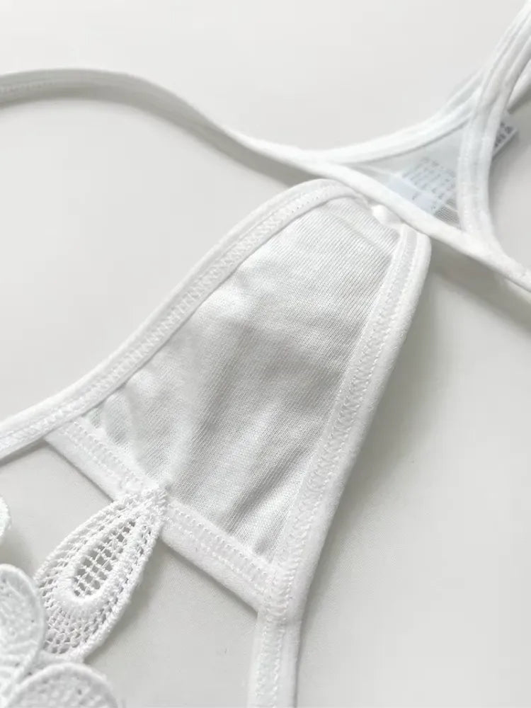 String Eliana — Découpes Graphiques & Dentelle