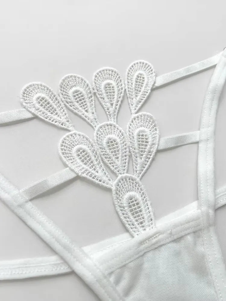 String Eliana — Découpes Graphiques & Dentelle